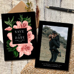 Romantisk Vintage Blommigt  Rosa Black Bröllop Spara Datumet<br><div class="desc">Det här vackra bröllop spara datum-kortet har en handmålad vintage blommigt (azaleas) i  rosa över en svart bakgrund. Den innehåller enkel snyggt på framsidan,  en fotomall på baksidan och fler textmallar på baksidan för ytterligare anpassning.</div>