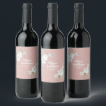 Romantiska akvarell vita blommor bröllopskundskap vinflaska etikett<br><div class="desc">Eleganta och romantiska anpassningsbara vinetiketter för din bröllopsfest,  med en vacker bukett av vita ömma vattenfärgblommor,  mot en klassisk pastellrosa bakgrund. Redigera enkelt mallfälten för att lägga till brudens och brudgummens namn i ett modernt vitt skrivstil,  och er bröllopsdag i ett stilrent versalfont.</div>