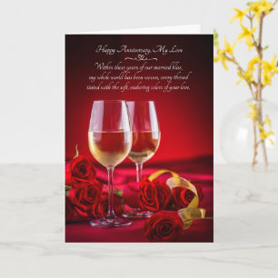 Romantiska årsdagsglas vin och röda rosor kort