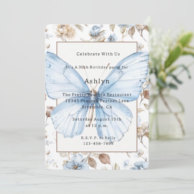 Romantiska Blå Blommor Brun Fjäril Födelsedag Inbjudningar (Stående Fram)