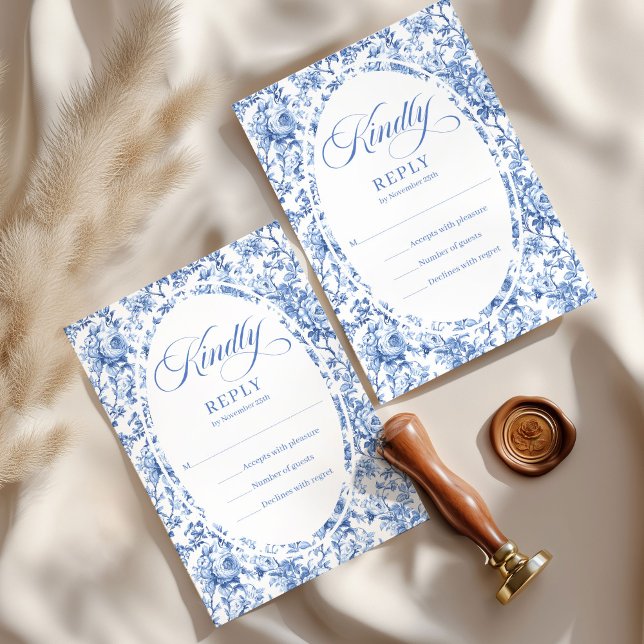 Romantiska blå Toile Rosor Anpassad Bröllops-RSVP- OSA Kort (Romantic Blue Toile Roses Custom Wedding RSVP Card

)