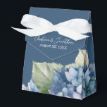 Romantiska blå vattenfärg Hydrangea Flowers på mar Presentaskar<br><div class="desc">Den här romantiska bröllop-presentboxen har en vattenfärgsdesign för blommigt med blå vattenkastare över en marin blå bakgrund. Fintliga buketter av vattenblommor bildas kring grund.</div>