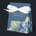 Romantiska blå vattenfärg Hydrangea Flowers på mar Presentaskar<br><div class="desc">Den här romantiska bröllop-presentboxen har en vattenfärgsdesign för blommigt med blå vattenkastare över en marin blå bakgrund. Fintliga buketter av vattenblommor bildas kring grund.</div>
