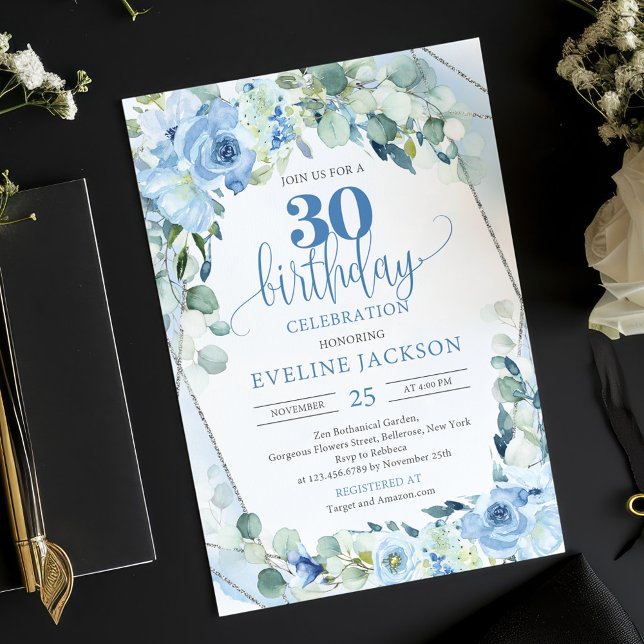Romantiska blåa blommor eukalyptus och silver 30:e inbjudningar (30th birthday invitation with watercolor blue flowers eucalyptus and silver frame)