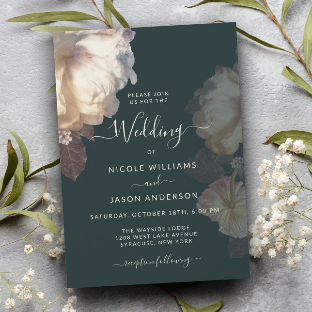 Romantiska blommor Blommigt Elegant bröllop Inbjudningar (A romantic wedding invitation with elegant white florals.)