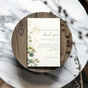 Romantiska blomster eucalyptusblad bröllopsbord tack kort