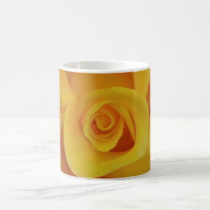 Romantiska gula rosenblad kaffemugg