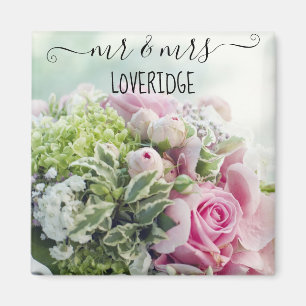 Romantiska herr- och fru-rosa rosblommiga bröllop magnet