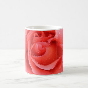 Romantiska röda rosa rosenvattendroppar kaffemugg