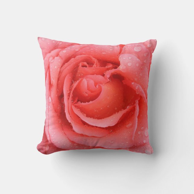 Romantiska röda rosa rosenvattendroppar kudde (Framsida)