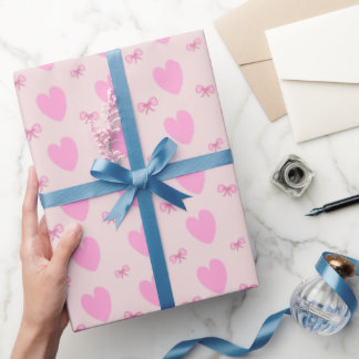 Romantiska rosa hjärtan och valentinsk presentinsl presentpapper