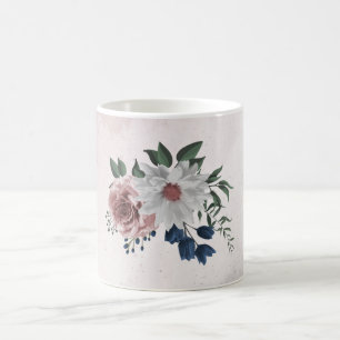 Romantiska rosa vita marinblå blommor grönska kaffemugg