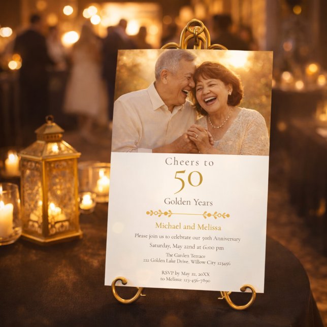 Romantiska skål för 50 år guld inbjudningar (Elegant gold anniversary invite displayed at a romantic candlelit venue entrance)