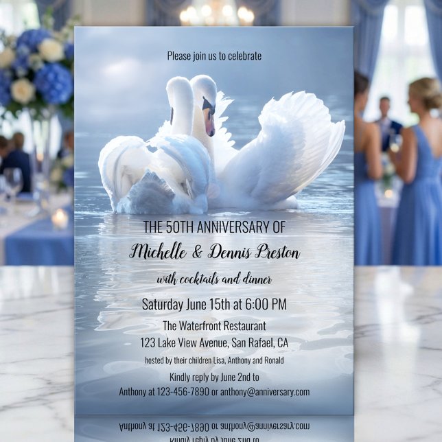 Romantiska Svan-Sjö-årsdagen Party Inbjudningar (Wedding anniversary invitation featuring two swans in love on a hazy sunlit lake)