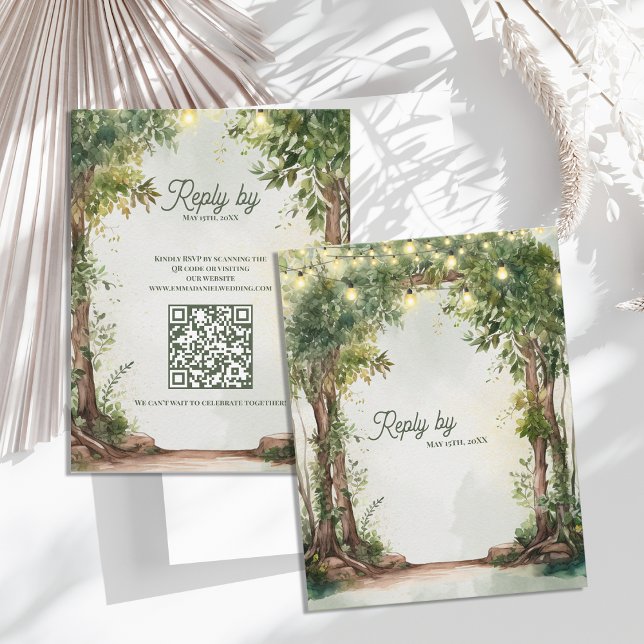 Romantiska trädgårdsljus med QR-kod Bröllop OSA Kort (Romantic Garden String Lights QR Code Wedding RSVP Card | Rustic Outdoor Wedding Response Card)