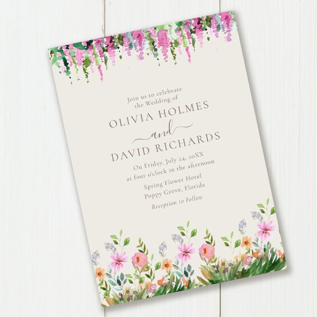 Romantiska vildblommor äng med akacia bröllop inbjudningar (Romantic Wildflowers Meadow with Acacia Wedding Invitation on wooden table.)