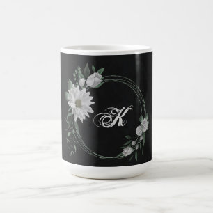 romantiska vita blommor grönska svart kaffemugg