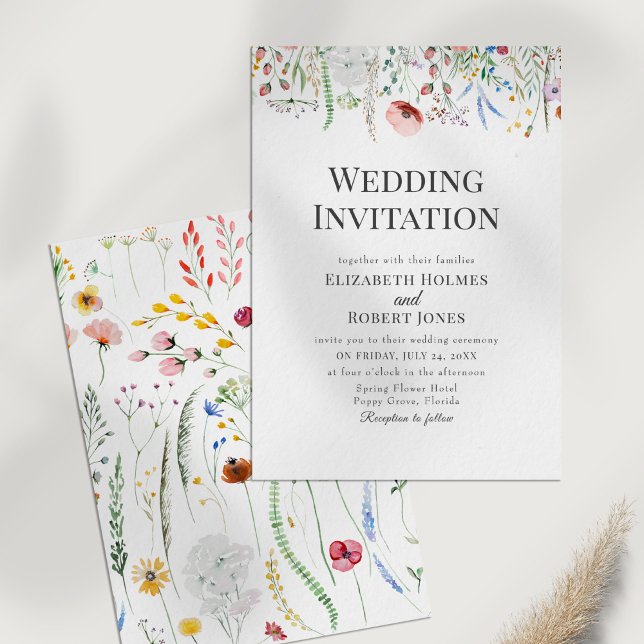 Romantiskt akvarell vildblommor bröllopsinbjudan inbjudningar (Bohemian Watercolor Wildflower Wedding Invite on a white table.)