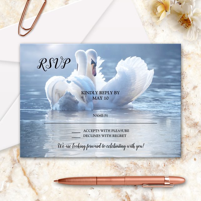 Romantiskt Bröllop OSA-kort för Sjö Svan Kärlek Inbjudningar (Romantic wedding RSVP card featuring two swans in love on a sunlit lake)