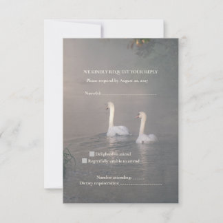 Romantiskt dimmigt svanbröllop RSVP-kort OSA Kort
