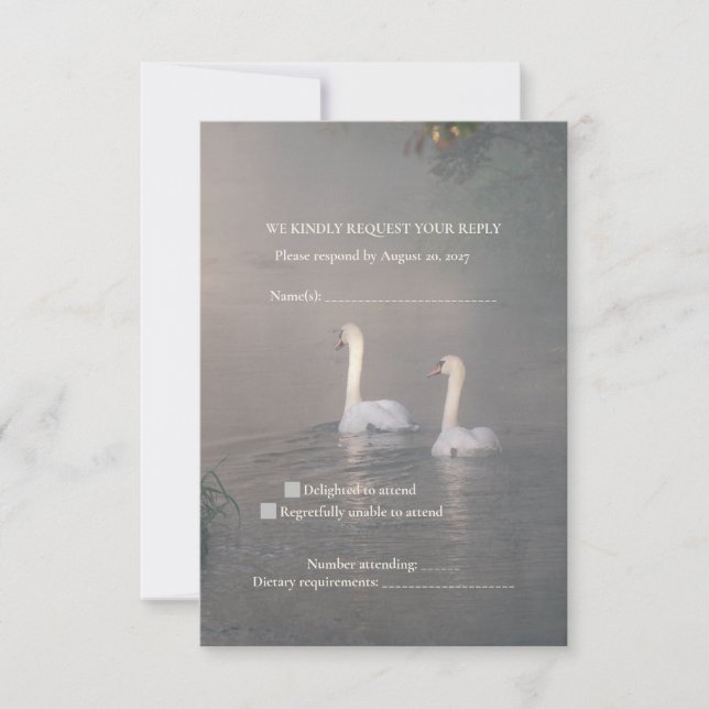 Romantiskt dimmigt svanbröllop RSVP-kort OSA Kort (Framsida)