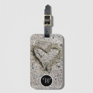 Romantiskt hjärta i Sand Monogram Bagagebricka