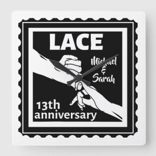 Romantiskt innehav av händer 13:e bröllop-årsdagen fyrkantig klocka