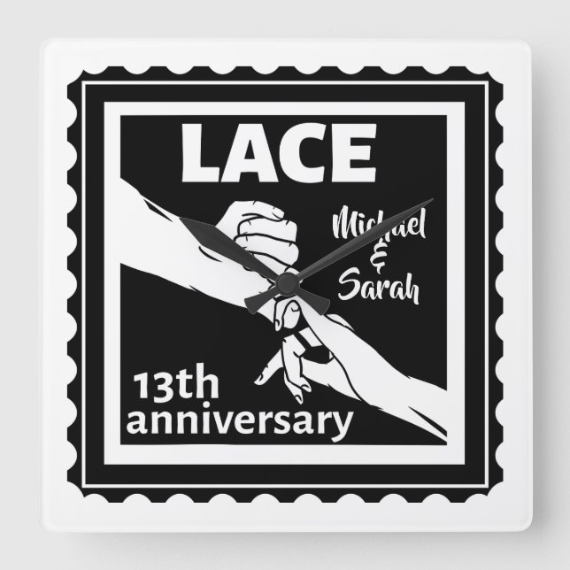 Romantiskt innehav av händer 13:e bröllop-årsdagen fyrkantig klocka (Framsida)