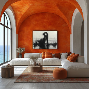 Romantiskt par kysser i vattenstänk vid havet poster