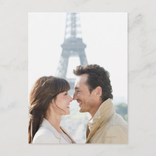 Romantiskt par med Eiffel Torn i Vykort