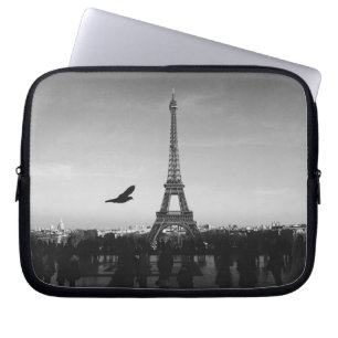 Romantiskt svartvitt Paris Eiffel torn Laptop Fodral
