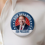 Ron DeSantis för president 2024 - Kampanj Photo Knapp<br><div class="desc">En återgivning av Ron DeSantis med rött ljus bakom huvudet och typ som omger fotot. En enkel design med Ron DeSantis som kandiderar till presidentposten. Han är på väg till republikanens huvudkontor för valet 2024.</div>