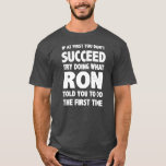 Ron Personlig Namn Birthday Gift Funny T Shirt<br><div class="desc">Ron Personlig Namn Birthday Gift Funny Joke Gift. Perfekt-gåva till pappa,  mamma,  pappa,  manar,  kvinnor,  vänner och familjemedlemmar på Thanksgiving Dag,  juldag,  Mors dag,  Fars dag,  4 juli,  1776 Oberoende dag,  veterandagen,  Halloween D,  Patrick's Day</div>