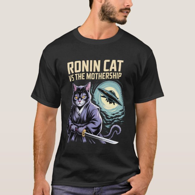 Ronin Cat vs Mothership SciFi Art Design T Shirt (Framsida)