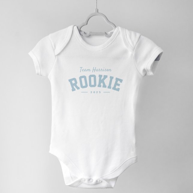 Rookie söt sportig familjen namn ljusblå t shirt (Skapare uppladdad)