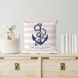 Rope & Anchor Rosa Rand Nautical Personlig Kudde<br><div class="desc">Utformningen har en klassisk fyrkantsblå fästpunkt och lineillustration på en rosa och vit rand-bakgrund. Anpassa med valfri namn eller text,  eller ta helt enkelt bort exempeltexten om du vill lämna tom. Koordinerande tillbehör som finns i vår butik!</div>