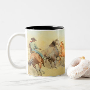 Roping Horses av Maynard Dixon Två-Tonad Mugg