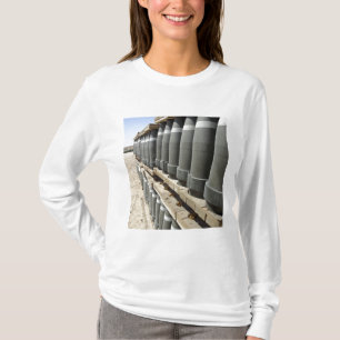 Ror av ammunitionar staplas och förberedas tee shirt