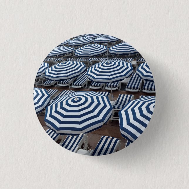 Ror av randiga strandparaplyer med solsängar knapp (Framsida)