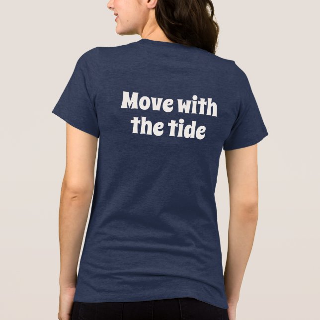 Rör Dig Med Tidvattnet Lugn Livsstil Text T-Shirt (Baksida)