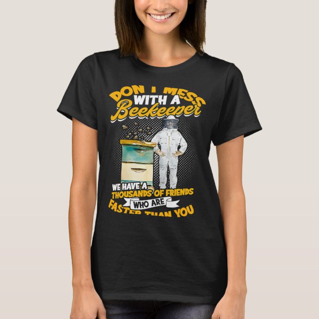 Rör inte en biodlare Vi har tusentals  B T Shirt (Framsida)