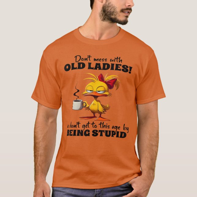 Rör inte gamla damer Vi blir inte till denna ålder T Shirt (Framsida)