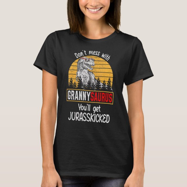 Rör inte Grannysaurus, du får Jurasskick T Shirt (Framsida)