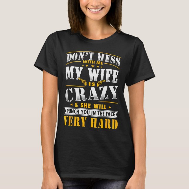 Rör Mig Inte Min Fru Är Galen Hon Kommer Att Slå  T Shirt (Framsida)