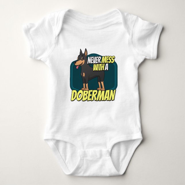 Röra aldrig med en Doberman T Shirt (Framsida)