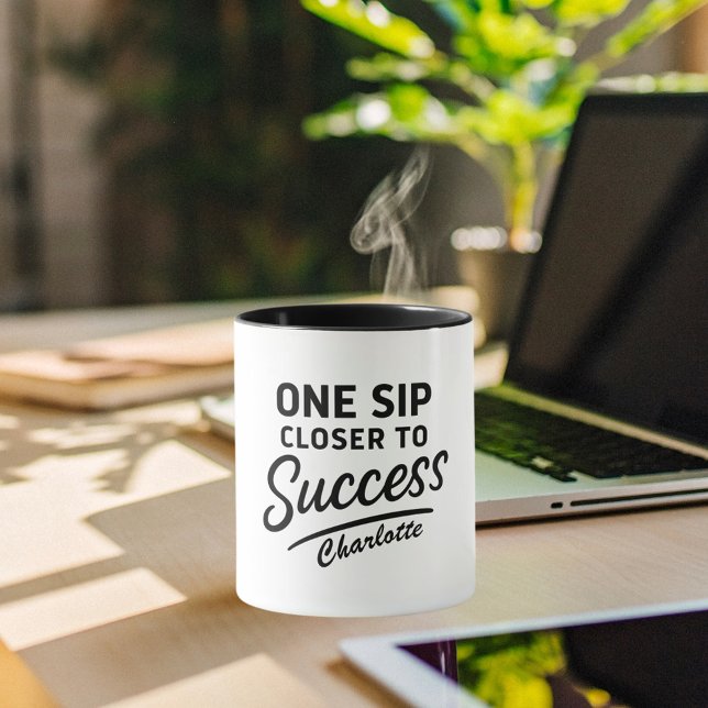 Rörelseframgångsoffert svart vitt mugg (Skapare uppladdad)