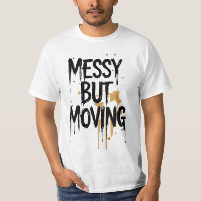 Rörigt men Framåt – Minimal Borstskrift T-shirt (Framsida)