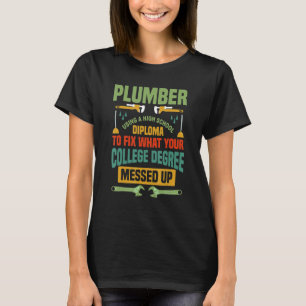 Rörmokare som använder en högskoleexamen för att l t shirt