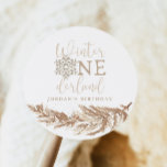 RORY Boho Beige Winter Wonderland First Birthday Runt Klistermärke<br><div class="desc">Rory Collection har en boho beige-färgning med guld glitter snöflingor,  kräm fern grenar och en rustik teckensnittskombination. Den första födelsedagssamlingen är den perfekt bohemiske könsneutrala firande för er lilla. Koppla ihop de här objekten med något i Rory Beige Collection för att få en sammanhållande bild: https://www.zazzle.com/collections/rory_boho_beige_winter_wonderland_first_birthday-119740971188523979</div>