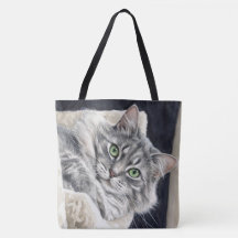 Ros en katt med slående gröna ögon